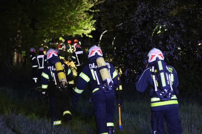 Drei Feuerwehren bei Brand einer Heulager-Zelthalle bei einem Bauernhof in Leonding im Einsatz