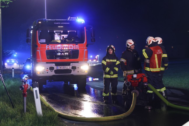 Drei Feuerwehren bei Brand einer Heulager-Zelthalle bei einem Bauernhof in Leonding im Einsatz