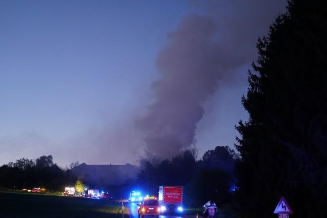 Drei Feuerwehren bei Brand einer Heulager-Zelthalle bei einem Bauernhof in Leonding im Einsatz