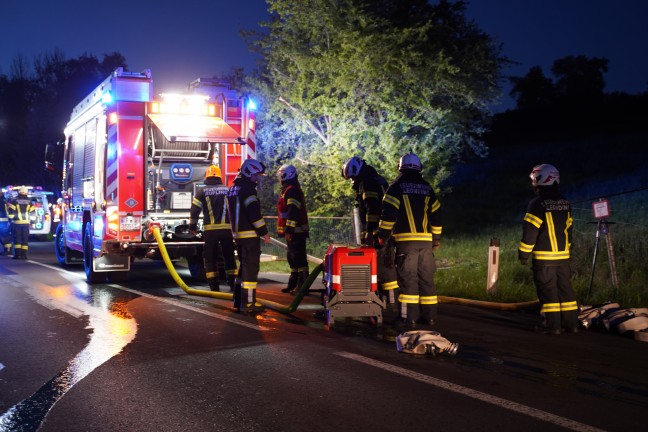 Drei Feuerwehren bei Brand einer Heulager-Zelthalle bei einem Bauernhof in Leonding im Einsatz