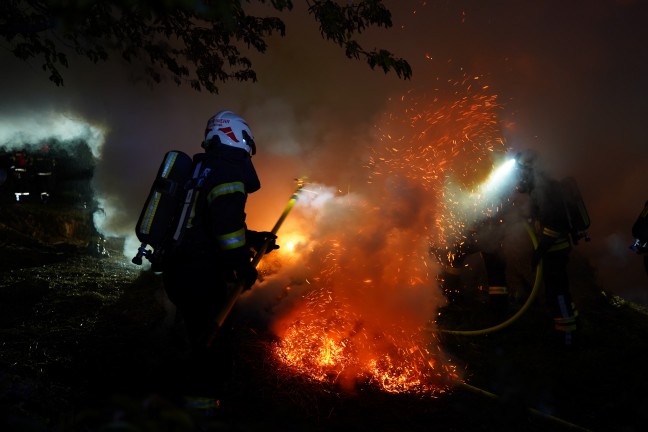 Drei Feuerwehren bei Brand einer Heulager-Zelthalle bei einem Bauernhof in Leonding im Einsatz
