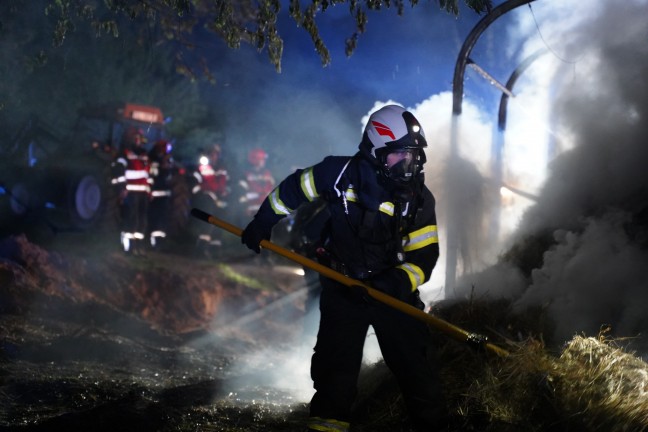 Drei Feuerwehren bei Brand einer Heulager-Zelthalle bei einem Bauernhof in Leonding im Einsatz