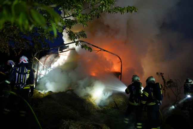 Drei Feuerwehren bei Brand einer Heulager-Zelthalle bei einem Bauernhof in Leonding im Einsatz