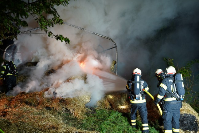 Drei Feuerwehren bei Brand einer Heulager-Zelthalle bei einem Bauernhof in Leonding im Einsatz