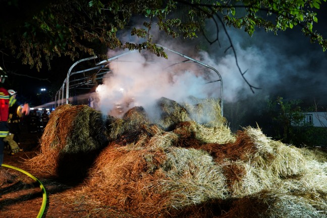 Drei Feuerwehren bei Brand einer Heulager-Zelthalle bei einem Bauernhof in Leonding im Einsatz