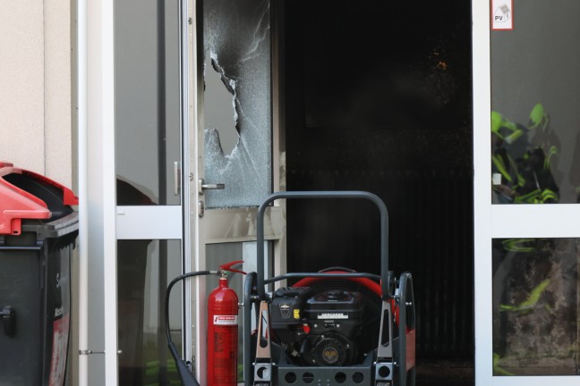 Vier Feuerwehren nach vermutlicher Brandstiftung in einem Schulgeb�ude in Ansfelden im Einsatz