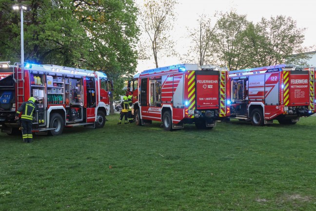 Vier Feuerwehren nach vermutlicher Brandstiftung in einem Schulgeb�ude in Ansfelden im Einsatz