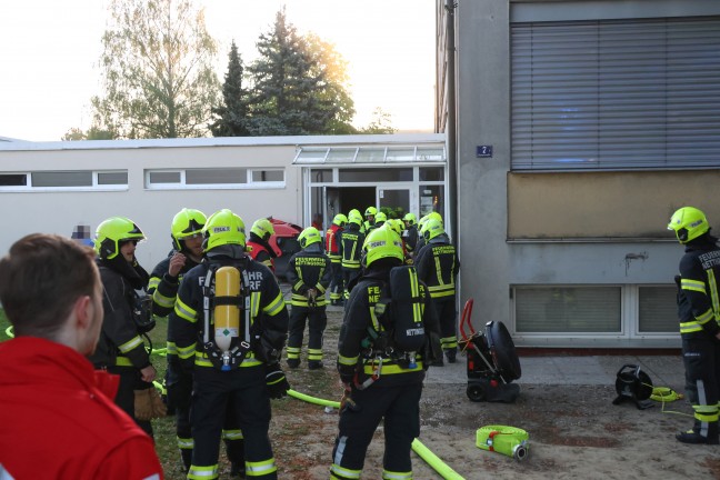 Vier Feuerwehren nach vermutlicher Brandstiftung in einem Schulgeb�ude in Ansfelden im Einsatz
