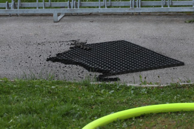 Vier Feuerwehren nach vermutlicher Brandstiftung in einem Schulgeb�ude in Ansfelden im Einsatz