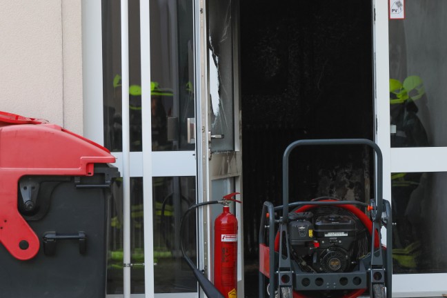 Vier Feuerwehren nach vermutlicher Brandstiftung in einem Schulgeb�ude in Ansfelden im Einsatz