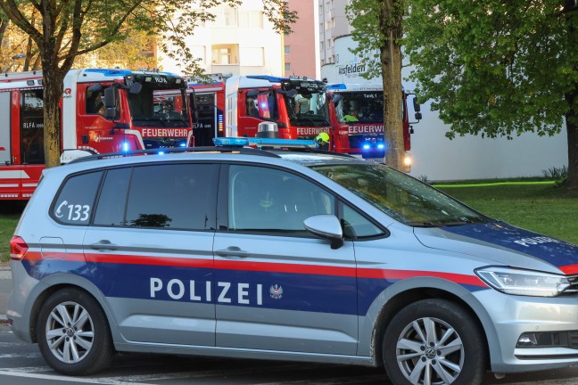 Vier Feuerwehren nach vermutlicher Brandstiftung in einem Schulgeb�ude in Ansfelden im Einsatz