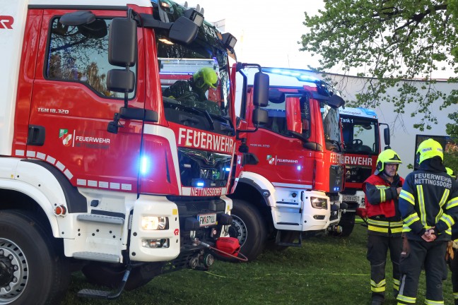 Vier Feuerwehren nach vermutlicher Brandstiftung in einem Schulgeb�ude in Ansfelden im Einsatz