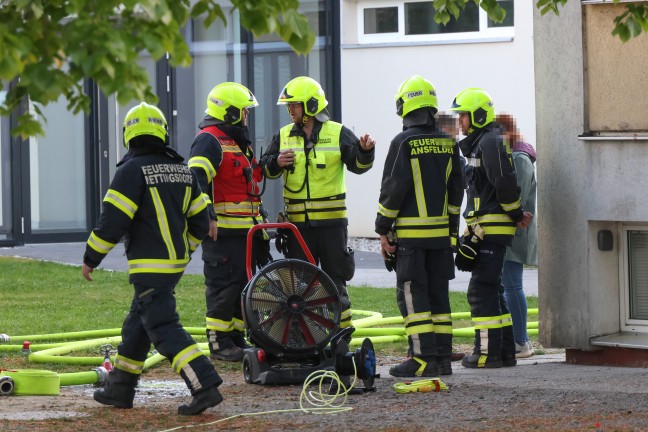 Vier Feuerwehren nach vermutlicher Brandstiftung in einem Schulgeb�ude in Ansfelden im Einsatz