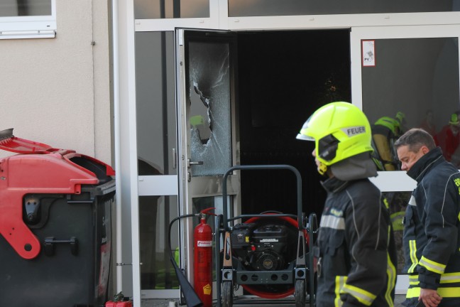 Vier Feuerwehren nach vermutlicher Brandstiftung in einem Schulgeb�ude in Ansfelden im Einsatz
