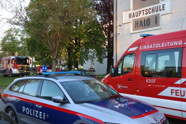 Vier Feuerwehren nach vermutlicher Brandstiftung in einem Schulgeb�ude in Ansfelden im Einsatz
