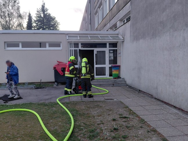 Vier Feuerwehren nach vermutlicher Brandstiftung in einem Schulgeb�ude in Ansfelden im Einsatz