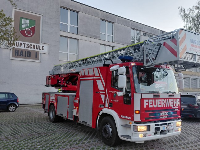 Vier Feuerwehren nach vermutlicher Brandstiftung in einem Schulgeb�ude in Ansfelden im Einsatz