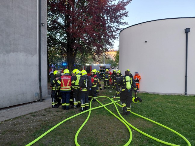 Vier Feuerwehren nach vermutlicher Brandstiftung in einem Schulgeb�ude in Ansfelden im Einsatz
