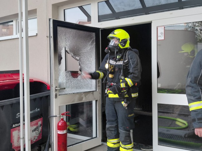Vier Feuerwehren nach vermutlicher Brandstiftung in einem Schulgeb�ude in Ansfelden im Einsatz