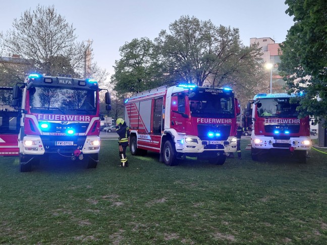 Vier Feuerwehren nach vermutlicher Brandstiftung in einem Schulgeb�ude in Ansfelden im Einsatz