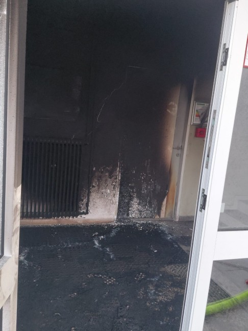 Vier Feuerwehren nach vermutlicher Brandstiftung in einem Schulgeb�ude in Ansfelden im Einsatz
