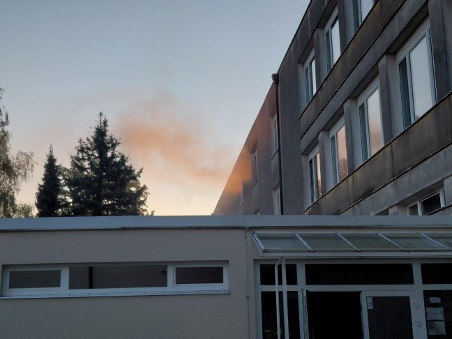 Vier Feuerwehren nach vermutlicher Brandstiftung in einem Schulgeb�ude in Ansfelden im Einsatz