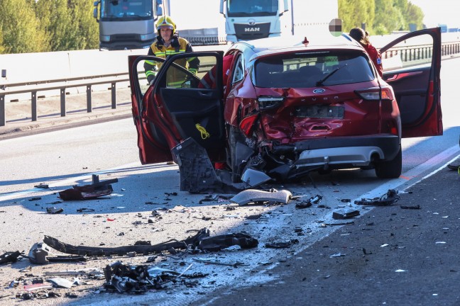 Personenrettung: Zwei Autoinsassen nach Crash dreier PKW auf Welser Autobahn in Wels eingeklemmt