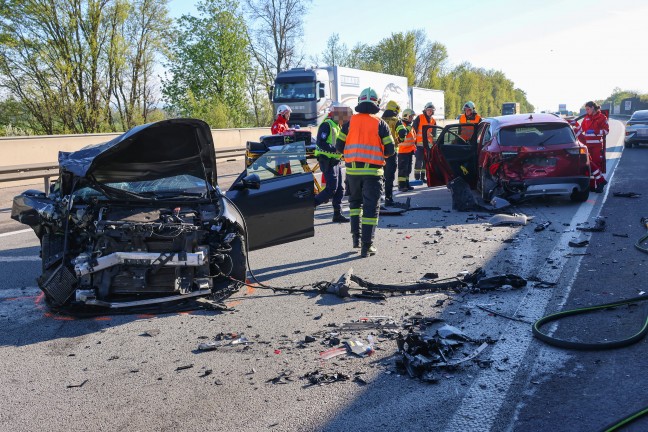 Personenrettung: Zwei Autoinsassen nach Crash dreier PKW auf Welser Autobahn in Wels eingeklemmt