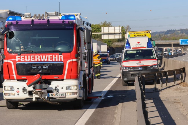 Personenrettung: Zwei Autoinsassen nach Crash dreier PKW auf Welser Autobahn in Wels eingeklemmt