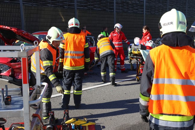 Personenrettung: Zwei Autoinsassen nach Crash dreier PKW auf Welser Autobahn in Wels eingeklemmt