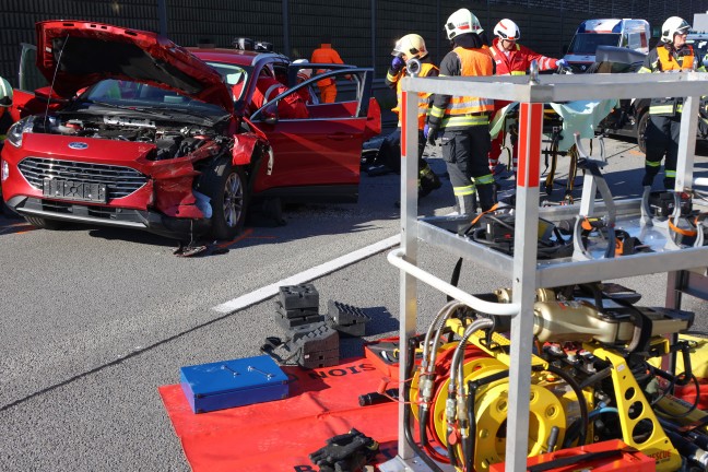 Personenrettung: Zwei Autoinsassen nach Crash dreier PKW auf Welser Autobahn in Wels eingeklemmt