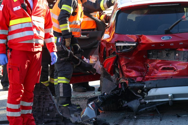 Personenrettung: Zwei Autoinsassen nach Crash dreier PKW auf Welser Autobahn in Wels eingeklemmt