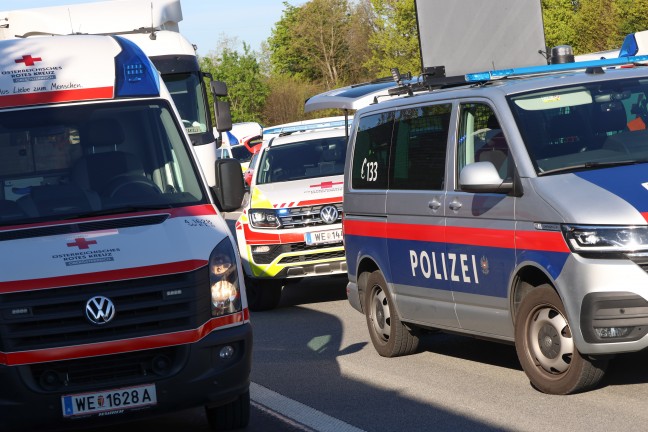 Personenrettung: Zwei Autoinsassen nach Crash dreier PKW auf Welser Autobahn in Wels eingeklemmt