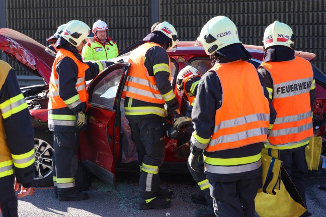 Personenrettung: Zwei Autoinsassen nach Crash dreier PKW auf Welser Autobahn in Wels eingeklemmt