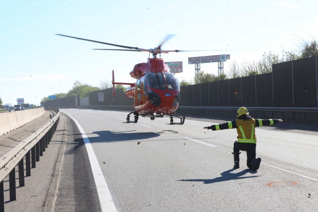 Personenrettung: Zwei Autoinsassen nach Crash dreier PKW auf Welser Autobahn in Wels eingeklemmt