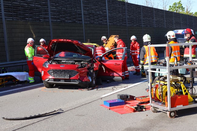 Personenrettung: Zwei Autoinsassen nach Crash dreier PKW auf Welser Autobahn in Wels eingeklemmt