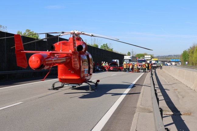 Personenrettung: Zwei Autoinsassen nach Crash dreier PKW auf Welser Autobahn in Wels eingeklemmt