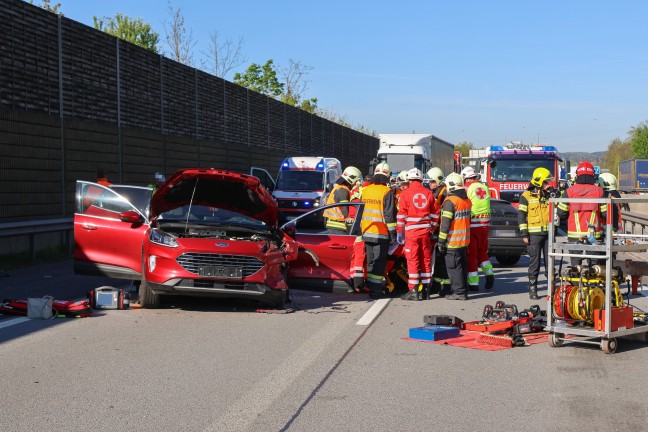 Personenrettung: Zwei Autoinsassen nach Crash dreier PKW auf Welser Autobahn in Wels eingeklemmt