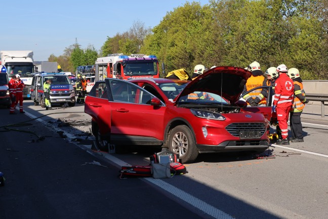 Personenrettung: Zwei Autoinsassen nach Crash dreier PKW auf Welser Autobahn in Wels eingeklemmt