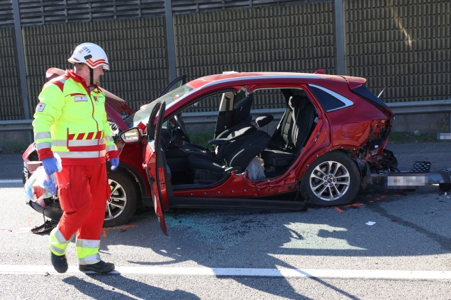 Personenrettung: Zwei Autoinsassen nach Crash dreier PKW auf Welser Autobahn in Wels eingeklemmt