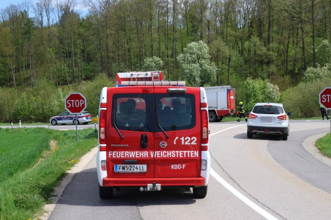 Kreuzungsbereich �bersehen: Auto bei St. Marien nach Fahrt durch Wald im Bachbett gelandet