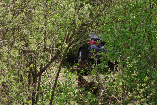 Kreuzungsbereich �bersehen: Auto bei St. Marien nach Fahrt durch Wald im Bachbett gelandet