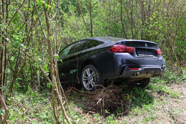 Kreuzungsbereich �bersehen: Auto bei St. Marien nach Fahrt durch Wald im Bachbett gelandet