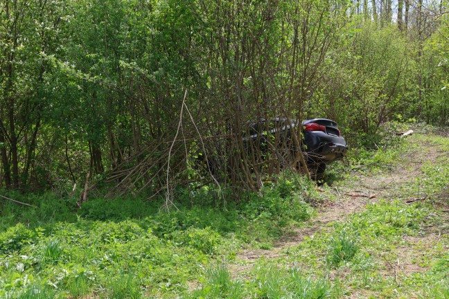 Kreuzungsbereich �bersehen: Auto bei St. Marien nach Fahrt durch Wald im Bachbett gelandet