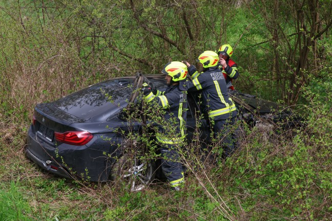 Kreuzungsbereich �bersehen: Auto bei St. Marien nach Fahrt durch Wald im Bachbett gelandet