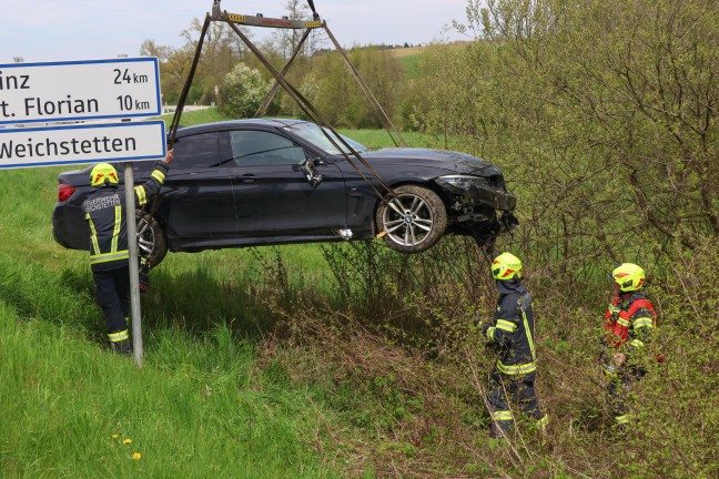 Kreuzungsbereich �bersehen: Auto bei St. Marien nach Fahrt durch Wald im Bachbett gelandet