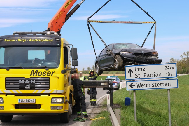 Kreuzungsbereich �bersehen: Auto bei St. Marien nach Fahrt durch Wald im Bachbett gelandet