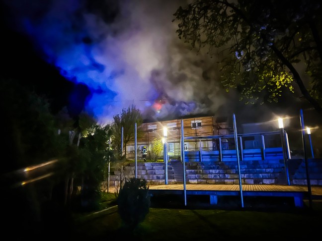 F�nf Feuerwehren bei Dachstuhlbrand an einem Wohnhaus in Neukirchen an der Enknach im Einsatz