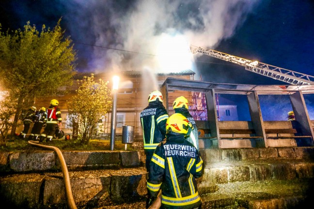 F�nf Feuerwehren bei Dachstuhlbrand an einem Wohnhaus in Neukirchen an der Enknach im Einsatz