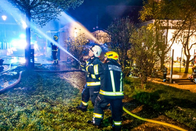 F�nf Feuerwehren bei Dachstuhlbrand an einem Wohnhaus in Neukirchen an der Enknach im Einsatz